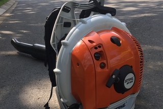 Máy thổi và thu gom lá, rác STIHL BR 500 ở khu du lịch Bửu Long Biên Hòa