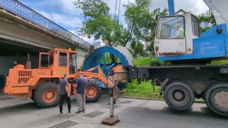 - Под путепроводом во Владивостоке застрял большегруз с кабельными барабанами
