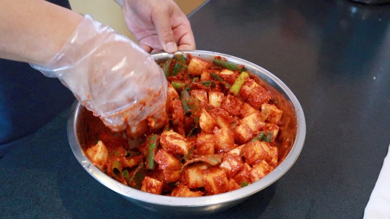 Korean Radish Kimchi ( Kkakdugi) very easy