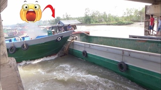 Hổn loạn khi vượt cống sà lan hư máy đột ngột rất nguy hiểm