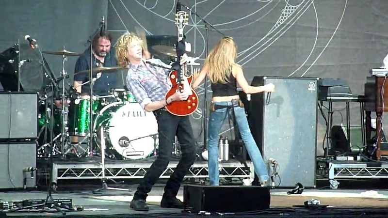 Sheryl Crow rocks Led Zepplins Rock and Roll at Lilith Fair Sheryl takes her bra