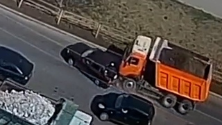 Хюндай залез под КАМАЗ и замялся