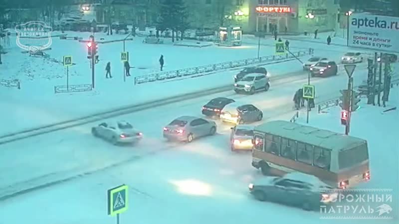Ачинск. пр. Лапенкова. 16 летняя девушка переходила проезжую