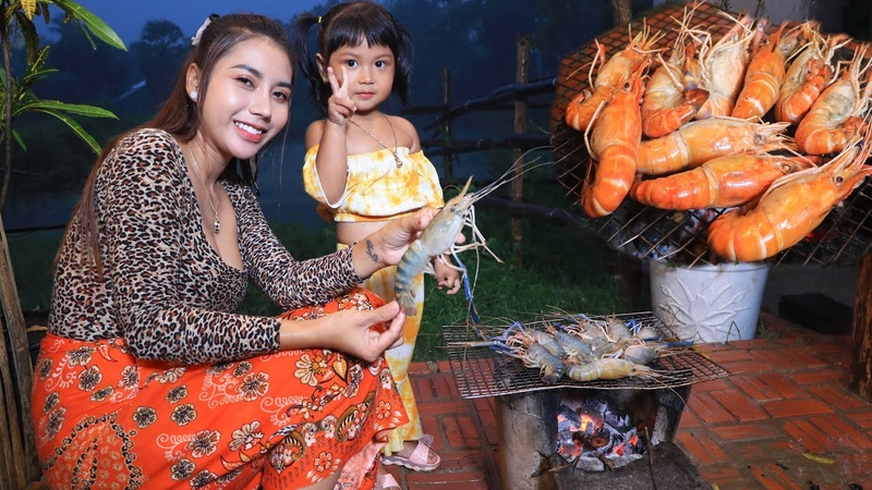 My daughter cook shrimp and eat with
