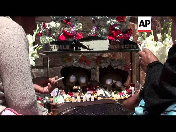 Women bring decorated skulls to cemetery for Dia de los Natitas