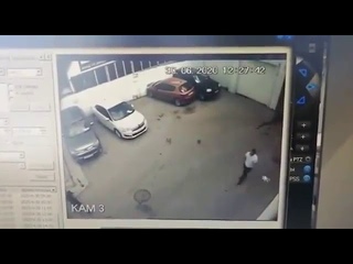 В Туле автоледи на Ягуаре снесла ворота автосервиса: видео