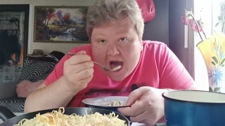 #mukbang #мукбангроссия #еда #food #мукбанг #жареные спагетти, шпикачка и овощной салатик