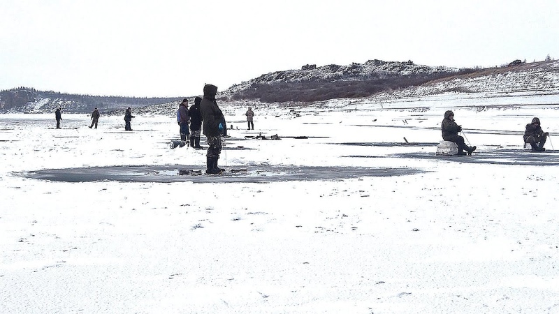 рыбаки на льду. рыбалка 2022 года зимой. рыбалка 2022 года зимой. зимняя рыбалка в сибири. рыбалка 2022 года зимой.