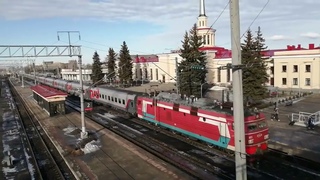 ЭП1-105. Прибывает с пассажирским на станцию Петрозаводск. Вид с моста,  который был снесён.