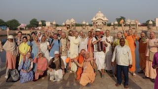 ВОКРУГ ГОВАРДХАНА С ХАРИНАМОЙ. До Кусум Саровары. . Around Govardhan with Harinama