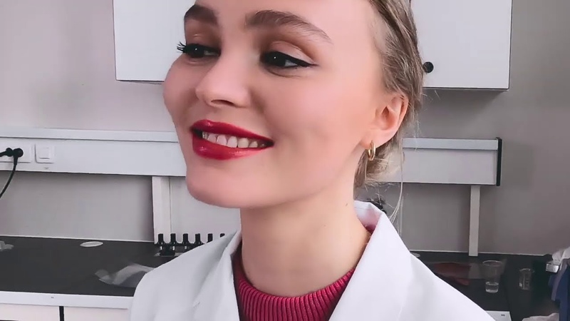 Lily Rose Depp discovers the formulation secrets of ROUGE COCO BLOOM CHANEL
