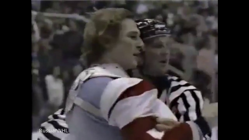 Sergei Fedorov goes after Chris Chelios after a dirty play