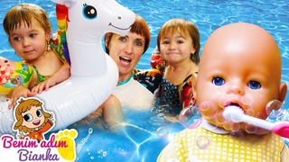 Bianka arkada ve Baby Born ile havuzda eleniyor. Oyuncak bebek videosu