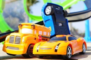 Speedy e Bussy Uma PISTA de carreras nova! CARROS de brinquedo. Videos de brinquedos para crianas