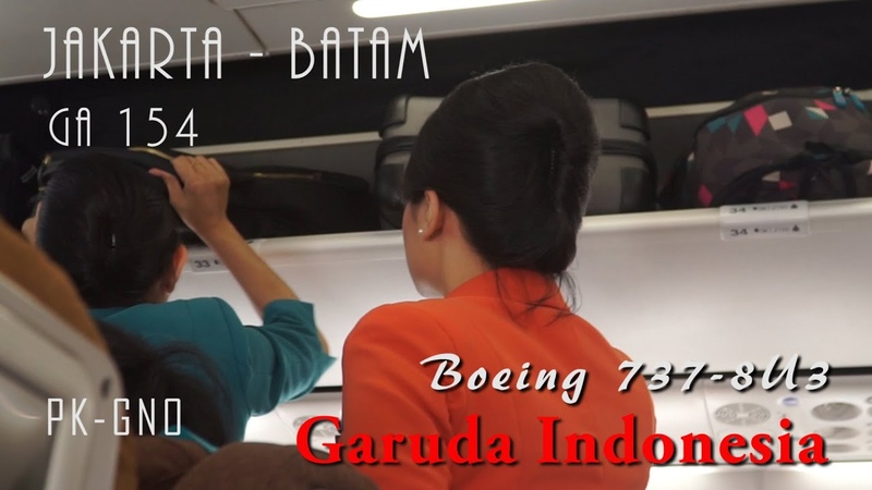 PRAMUGARI MEMBANTU PENUMPANG GARUDA INDONESIA, BOEING 737 800 JAKARTA BATAM, Takeoff