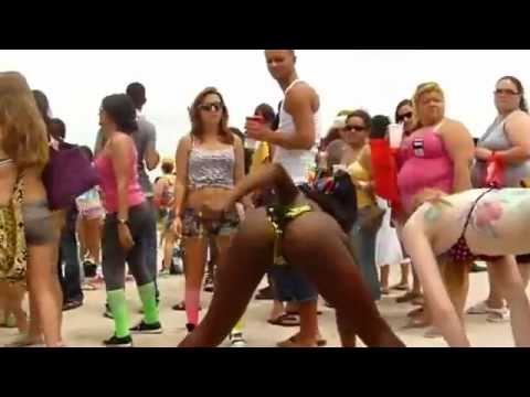 2 Sexy ASS dancing on the