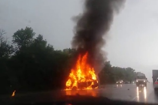 Туляк снял на видео горящий вместе с людьми автомобиль