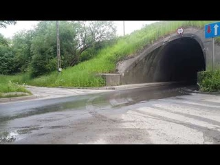 Ford Excursion 6.8 V10 acceleration tunnel Sound.
