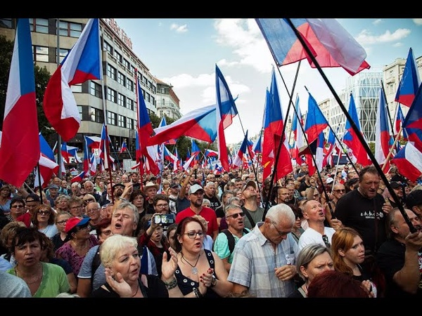 Tisíce lidí protestovaly proti Vládě Ministra Petra Fialy