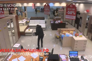 Попытка ограбления магазина. Наркоман вор неудачник и продавщица терминатор. Версия с юмором