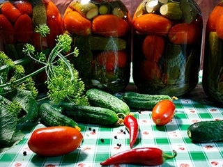 Маринованные огурцы с помидорами