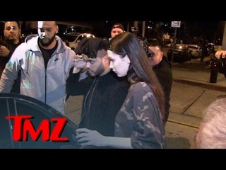 Белла и The Weeknd прибывают/покидаю ресторан Craigs, Лос-Анджелес ()