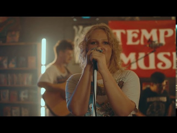 BACKDOOR SESSIONS Uh Huh by Jade Bird covered by Makayla Victoria Wymer (live at Temple