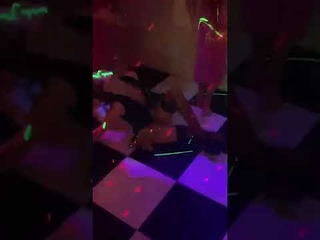 Откровенный танец Жени Медведевой. Она отшлепала себя на полу