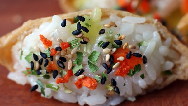 Yubuchobap ( Seasoned tofu pockets stuffed with rice: