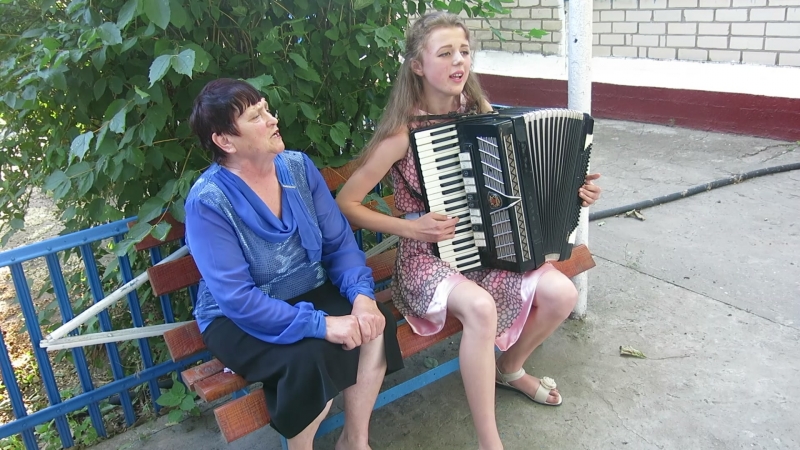 Любимую песню поют бабушка с