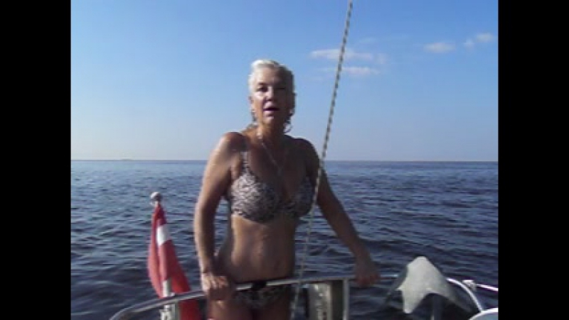 Блондинка и парусный