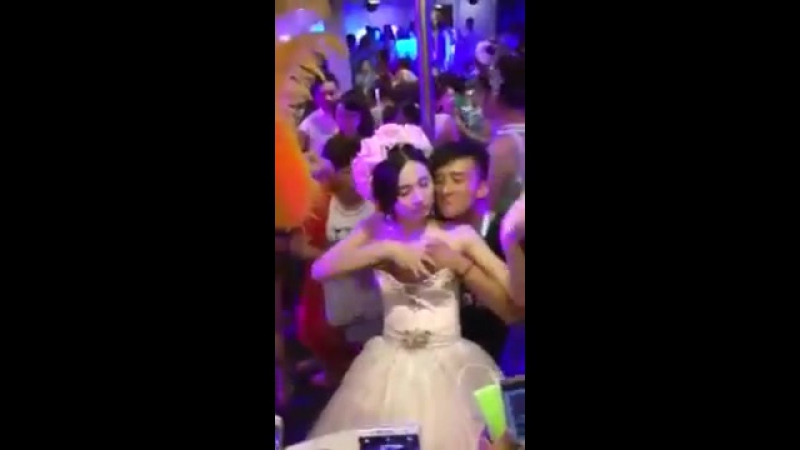 Китайцы лапают ледибоя в Паттайе