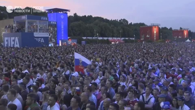 Болельщики смотрят матч Россия Египет в