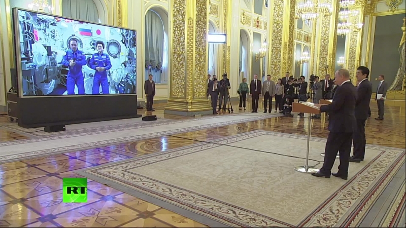 Путин и Абэ проводят сеанс связи с