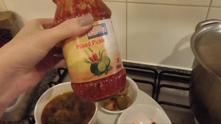 Жизнь в Индии #7 : Готовим баклажаны по-индийски Baingan Bharta. Часть вторая.