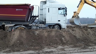 Даф утонул в насыпи,Экскаватор в помощь