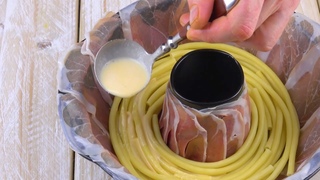 Forre uma forma de bolo com presunto. Isto vai ficar uma delícia!