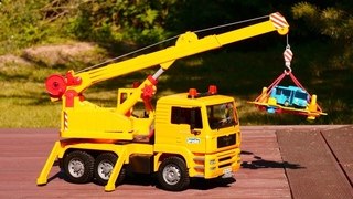 Nuevos vehculos de servicio. Desempaquetamos una gra Bruder. Coches de juguetes infantiles.