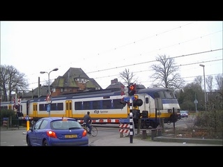 Spoorwegovergang Naarden-Bussum // Dutch railroad crossing