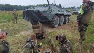 Суровые Белорусы. Журналисты и Блогеры под колёсами БТР. Обкадка бронёй. Игры Блогеров 2021.