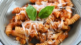 PASTA AL SUGO CON MELANZANE E SALSICCIA FACILE E SUPER SAPORITA
