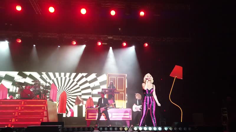Выступление с песней I Kissed A Girl на фестивале Qatar Live в Дохе,