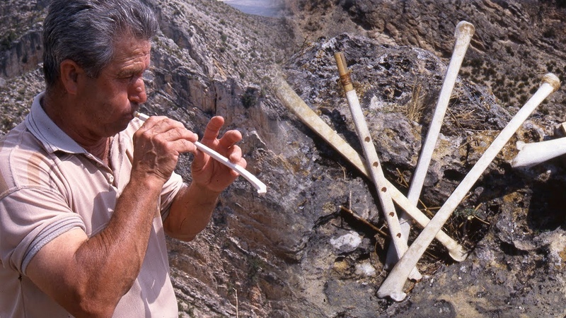 Flauta artesana con el hueso cúbito de las alas de los buitres, Instrumento pastoril,