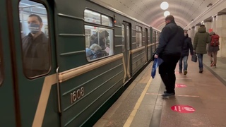 Электропоезд 81-717/714.5М на станции Охотный Ряд