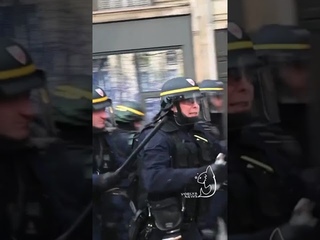 Неудачный бросок гранаты. Французские полицейские ЗАЖИГАЮТ