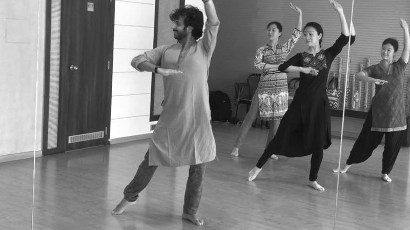 Learn steps on O Re Piya Workshop with Chinese Students Devesh