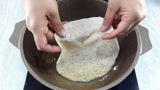 Смешайте Воду с мукой и чесноком,Вы будете восторге от результата!Век живи век учисьПросто и Вкусно