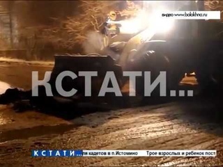 Дорожники вредители под покровом ночи закатывают асфальт в снег