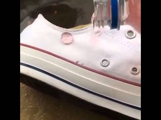 Эффект Aquaphob на белых кедах