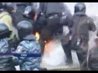 В бойцов Беркута протестующие бросали коктейли Мол...